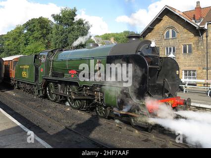 Dampflokomotive Repton (Nummer 30926) aus der Schulklasse Nr. 30926 mit Ausschreibung. Abgebildet ist die olivgrüne Lackierung der Southern Railways. Stockfoto