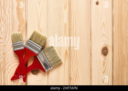Pinsel auf Holzoberfläche Stockfoto
