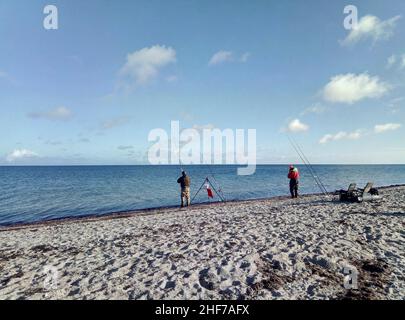 Ostseestrand mit Angler Stockfoto