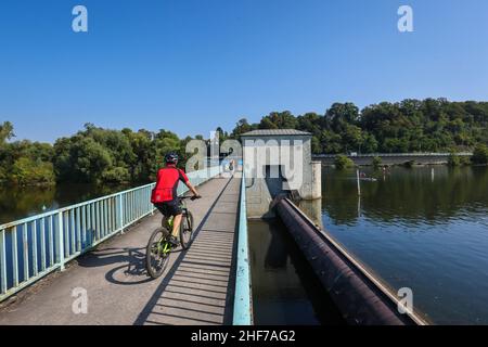 Mülheim an der Ruhr, Nordrhein-Westfalen, Deutschland - Saarn-Mendener Ruhraue, grünes Ruhrgebiet. Radfahrer fahren auf dem Fuß- und Radweg der Ruhrinsel über das Mülheim an der Ruhr-Wehr. Stockfoto