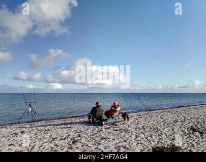 Ostseestrand mit Angler. Stockfoto