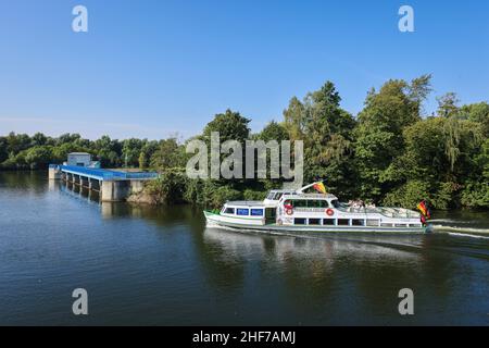 Mülheim an der Ruhr, Nordrhein-Westfalen, Deutschland - Saarn-Mendener Ruhraue, grünes Ruhrgebiet. Ausflugsboot Friedrich Freye fährt auf der Ruhr, Ruhrinsel, hinter dem Wehr Mülheim an der Ruhr. Stockfoto