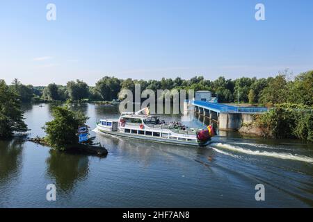 Mülheim an der Ruhr, Nordrhein-Westfalen, Deutschland - Saarn-Mendener Ruhraue, grünes Ruhrgebiet. Ausflugsboot Friedrich Freye fährt auf der Ruhr, Ruhrinsel, hinter dem Wehr Mülheim an der Ruhr. Stockfoto