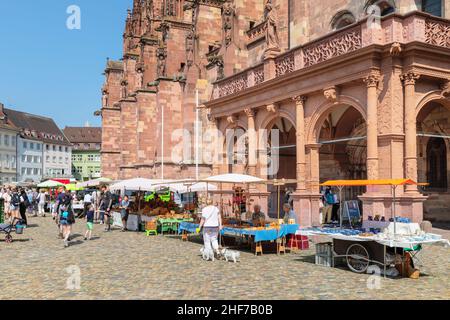 Wochenmarkt auf dem Münsterplatz vor dem Münster, Freiburg im Breisgau, Südschwarzwald, Baden-Württemberg, Deutschland Stockfoto