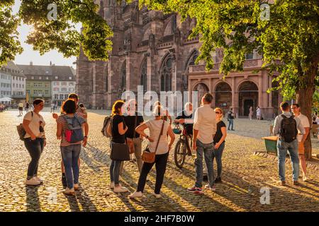 Menschen auf dem Münsterplatz, Freiburg im Breisgau, Südschwarzwald, Baden-Württemberg, Deutschland Stockfoto