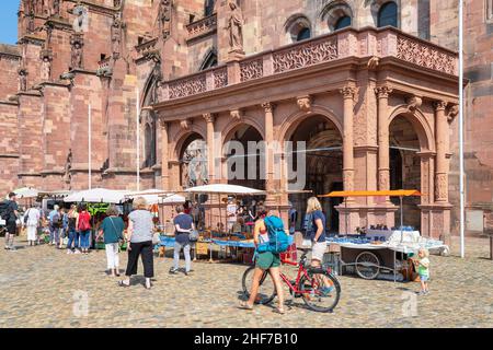 Wochenmarkt auf dem Münsterplatz, Freiburg im Breisgau, Südschwarzwald, Baden-Württemberg, Deutschland Stockfoto