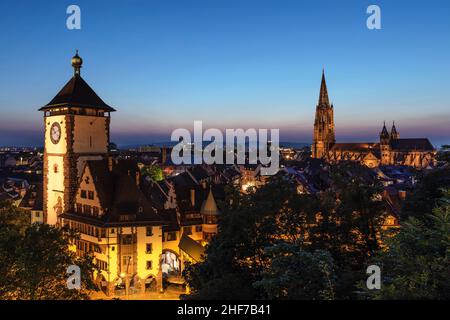 Blick vom Schlossberg nach Schwabentor und Münster, Freiburg im Breisgau, Südschwarzwald, Baden-Württemberg, Deutschland Stockfoto