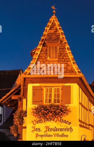 Fachwerkhäuser in der Altstadt von Eguisheim, Elsass Weinstraße, Grand Est, Frankreich Stockfoto