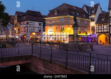 Straßenrestaurant an der Place de l'Ancienne Douane, Colmar, Elsass Weinstraße, Elsass, Frankreich Stockfoto