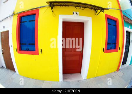 Bunte Fassade eines alten Fischerhauses im Dorf Burano bei Venedig Stockfoto