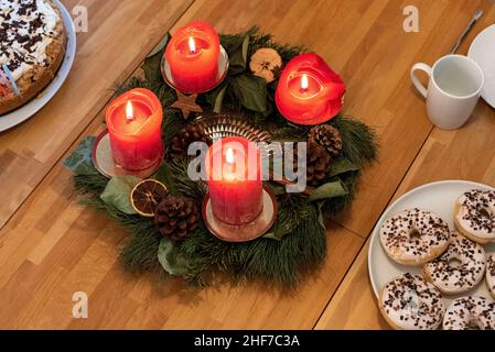 Ein Adventskranz steht auf einem Küchentisch. Stockfoto