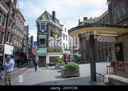 Amsterdam, Holland, Niederlande - 6th. Mai 2019: Die Mill Diamond Wholesale Factory façade im Zentrum von Amsterdam. Hölzerne Windmühle, die um die Ohren bläst Stockfoto