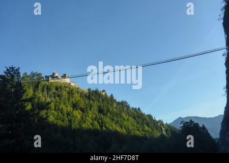 Oesterreich, Tirol, Highline179, Fussgänger-Hängebrücke / Seilbrücke über die Fernpassstraße B 179 südlich von Reutte in Tirol Stockfoto