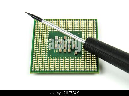 Alte und alte Mikroprozessor und Schraubendreher auf weißem Hintergrund Stockfoto