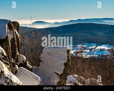 In der Ferne sehen Sie die Silhouetten der Vogesen und der Alpen. Das Rheintal ist von dichtem Nebel umhüllt. Stockfoto