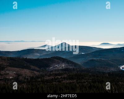 In der Ferne sehen Sie die Silhouetten der Vogesen und der Alpen. Das Rheintal ist von dichtem Nebel umhüllt. Stockfoto