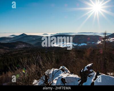 In der Ferne sehen Sie die Silhouetten der Vogesen und der Alpen. Das Rheintal ist von dichtem Nebel umhüllt. Stockfoto