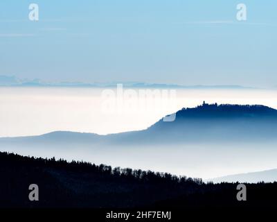 In der Ferne sehen Sie die Silhouetten der Vogesen und der Alpen. Das Rheintal ist von dichtem Nebel umhüllt. Stockfoto