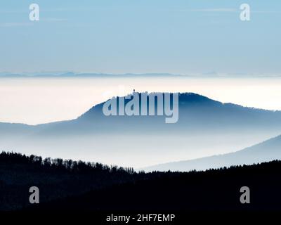 In der Ferne sehen Sie die Silhouetten der Vogesen und der Alpen. Das Rheintal ist von dichtem Nebel umhüllt. Stockfoto