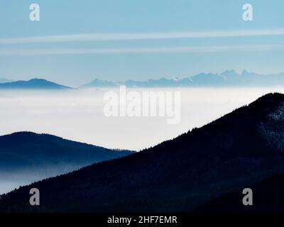 In der Ferne sehen Sie die Silhouetten der Vogesen und der Alpen. Das Rheintal ist von dichtem Nebel umhüllt. Stockfoto