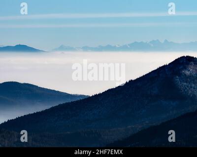 In der Ferne sehen Sie die Silhouetten der Vogesen und der Alpen. Das Rheintal ist von dichtem Nebel umhüllt. Stockfoto