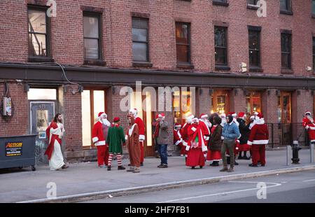 USA, New York City, Manhattan, Greenwich Village, Weihnachtsmänner vor einem Gebäude Stockfoto