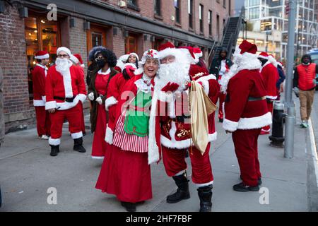 USA, New York City, Manhattan, Greenwich Village, Weihnachtsmänner vor einem Gebäude Stockfoto