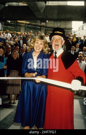 Die englische Schauspielerin Susan Hampshire eröffnet den Lloyds Shop in London 1986 Lloyds of London Stockfoto