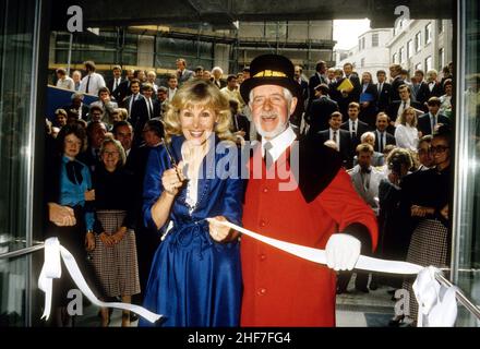 Die englische Schauspielerin Susan Hampshire eröffnet den Lloyds Shop in London 1986 Lloyds of London Stockfoto