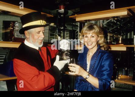 Die englische Schauspielerin Susan Hampshire eröffnet den Lloyds Shop in London 1986 Lloyds of London Stockfoto