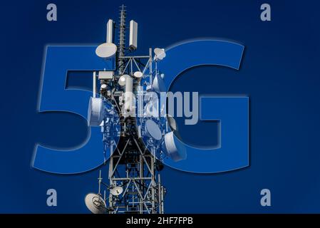 5G-Logo auf blauem Metallturm-Hintergrund mit Telekommunikationsantennen, Hochgeschwindigkeits-5G-Netzwerkkonzept Stockfoto