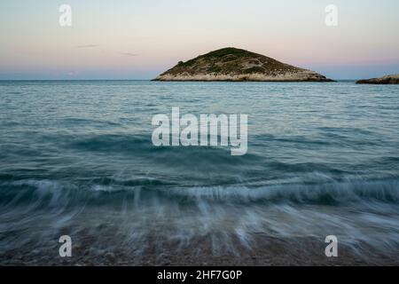 Sonnenaufgang in Baia Di Campi, Campingplatz in der Nähe von Vieste auf der Halbinsel Gargano, Italien Stockfoto