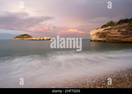 Baia Di Campi, Campingplatz in der Nähe von Vieste auf der Halbinsel Gargano, Italien Stockfoto