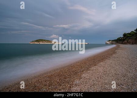 Gewitter bei Baia Di Campi, Campingplatz bei Vieste auf der Halbinsel Gargano Stockfoto