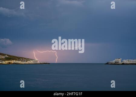 Gewitter bei Baia Di Campi, Campingplatz bei Vieste auf der Halbinsel Gargano Stockfoto