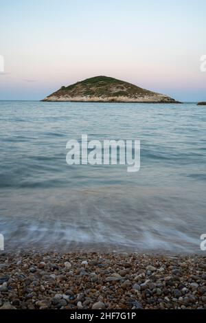 Sonnenaufgang in Baia Di Campi, Campingplatz in der Nähe von Vieste auf der Halbinsel Gargano, Italien Stockfoto