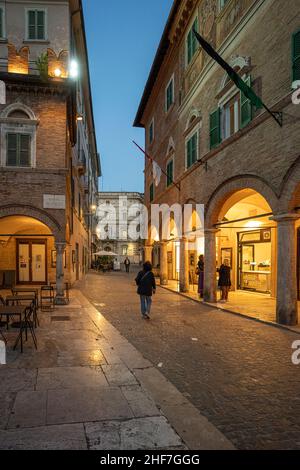 Piazza del Popolo und die Kirche San Francesco / Ascoli Pisieno in den Marken, Italien Stockfoto