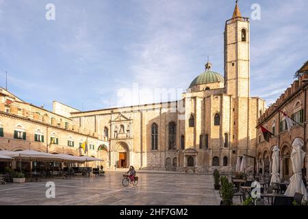 Piazza del Popolo und die Kirche San Francesco / Ascoli Pisieno in den Marken, Italien Stockfoto