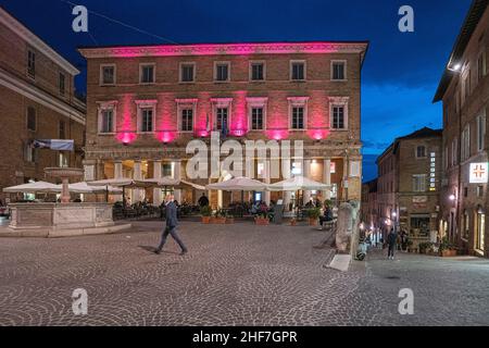 Marktplatz der Weltkulturerbe-Stadt Urbino in der Provinz Pesaro und Urbino, Italien Stockfoto