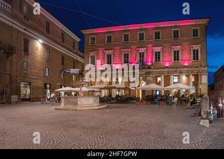 Marktplatz der Weltkulturerbe-Stadt Urbino in der Provinz Pesaro und Urbino, Italien Stockfoto