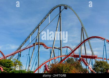 Dragon Khan und Shambhala Attraktionen in PortAventura, ist ein Themenpark und ein Resort im Süden von Barcelona, in Salou, Tarragona. Es zieht sich an Stockfoto