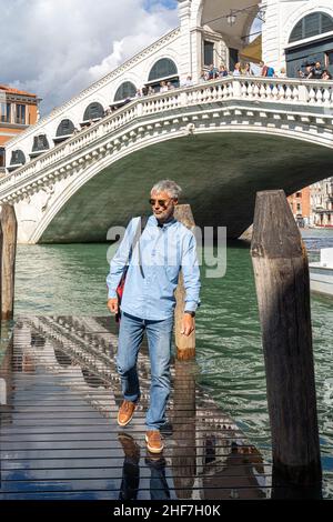 Mann an der Rialtobrücke in Venedig, Italien Stockfoto