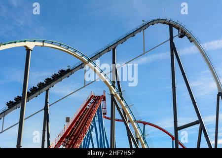 Dragon Khan und Shambhala Attraktionen in PortAventura, ist ein Themenpark und ein Resort im Süden von Barcelona, in Salou, Tarragona. Es zieht sich an Stockfoto