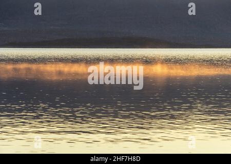 Schweden, Lappland, Abisko, Sonnenaufgang in Torneträsk Stockfoto