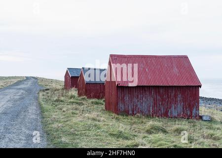 Norwegen, Lofoten, Vestvagøya, Eggum, Fischerdorf, Bootshäuser in typischen roten Farben Stockfoto