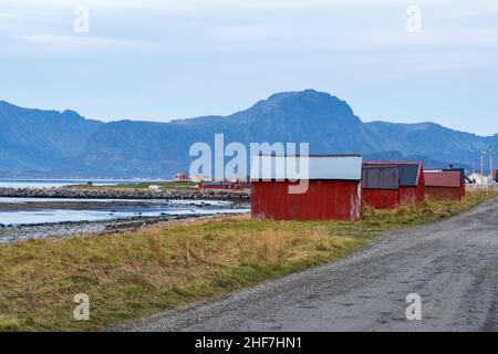 Norwegen, Lofoten, Vestvagøya, Eggum, Fischerdorf, Bootshäuser in typischen roten Farben Stockfoto