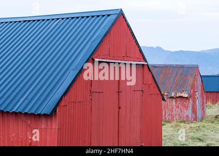 Norwegen, Lofoten, Vestvagøya, Eggum, Fischerdorf, Bootshäuser in typischen roten Farben Stockfoto