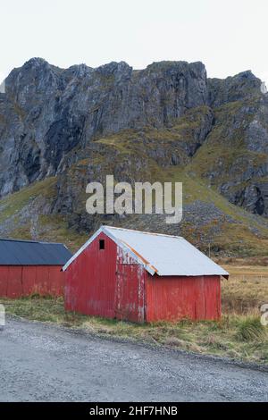 Norwegen, Lofoten, Vestvagøya, Eggum, Fischerdorf, Bootshaus Stockfoto