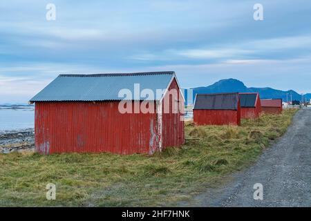 Norwegen, Lofoten, Vestvagøya, Eggum, Fischerdorf, Bootshäuser in typischen roten Farben Stockfoto