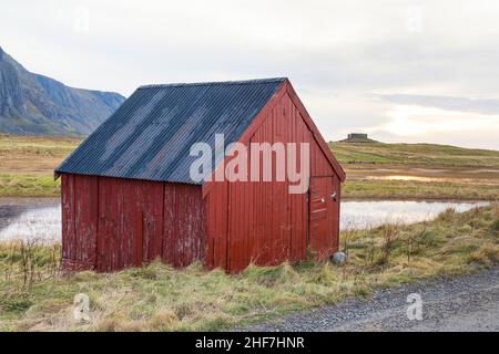 Norwegen, Lofoten, Vestvagøya, Eggum, Bootshaus und ehemalige Borga-Radarstation Stockfoto